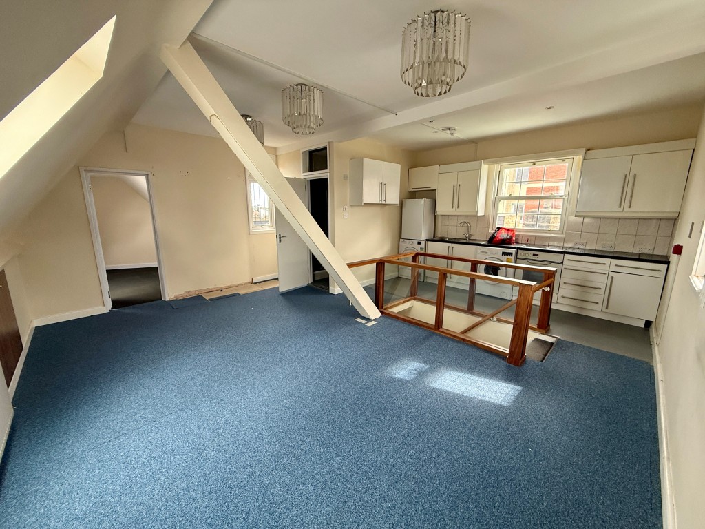 Lot: 45 - COMMERCIAL INVESTMENT WITH PLANNING FOR CONVERSION OF UPPER PARTS - Third Floor - Living room and kitchen